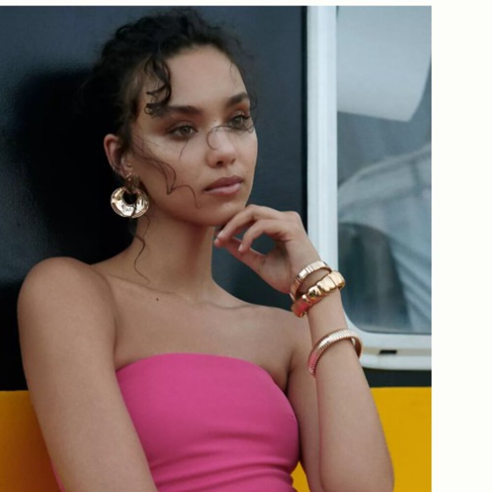 Grooved Drop Gold Statement Earrings - image 4